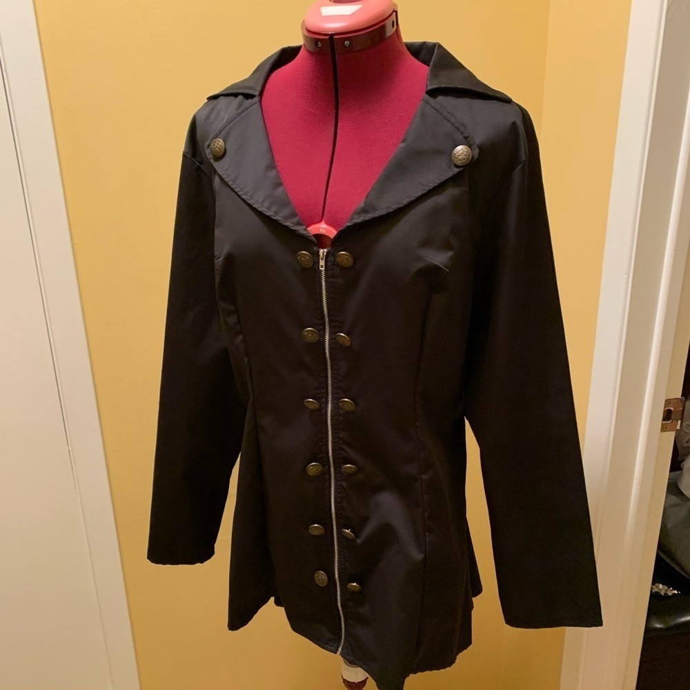 Black zipper front jacket with button detail 🔴